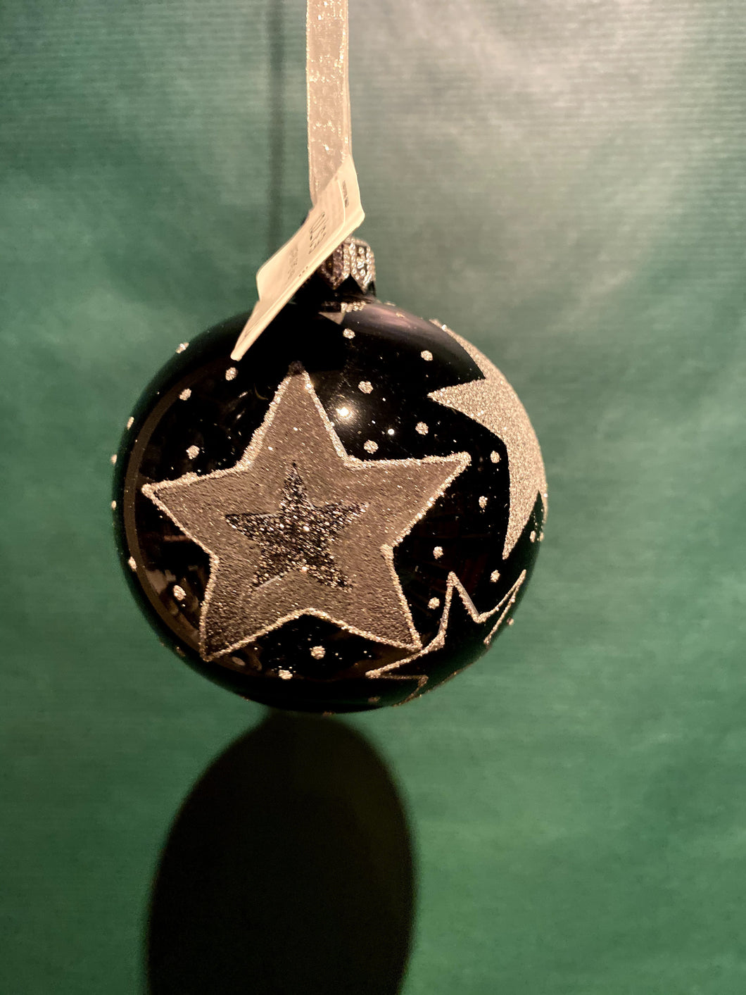 Kerstbal zwart met zilveren sterren